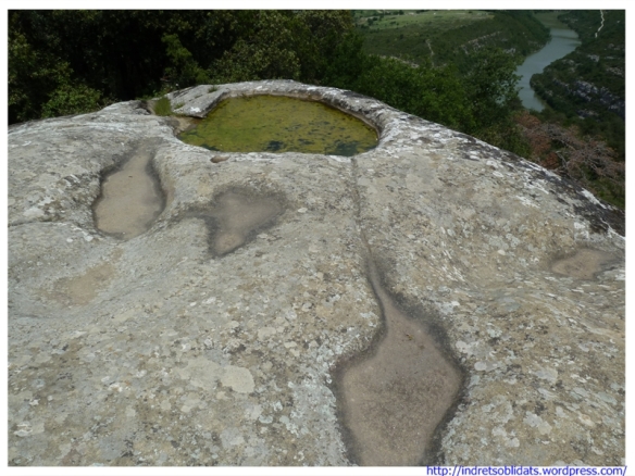 Curiós bassiot i canalització tallat a la roca viva a dalt de l'ermita de Sant Feliuet